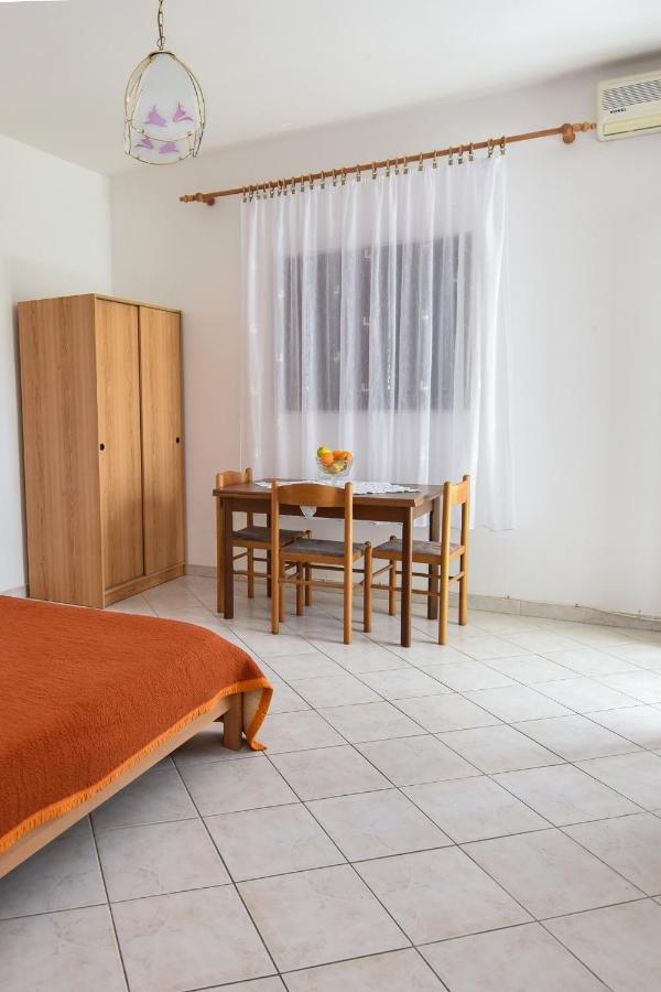 Apartments By The Sea Kustici, Pag - 6353 Zubovići Esterno foto